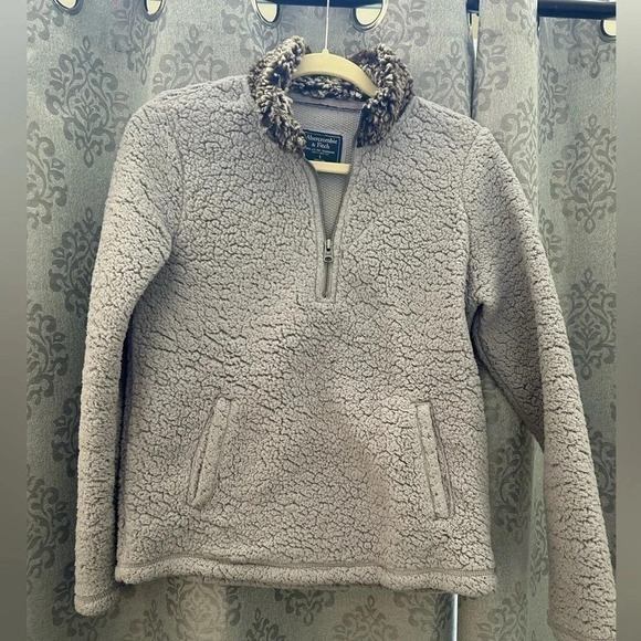 Abercrombie and Fitch Sherpa Pullover Sweater. Size small. - Picture 1 of 3